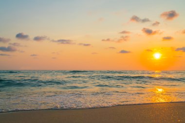 Denizin üzerinde gün batımı