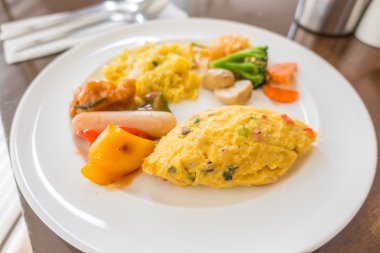 Kahvaltıda yumurtalı omlet. .