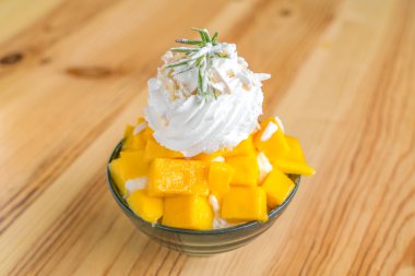 Kore usulü taze mango. Ahşap masada buzlu. .