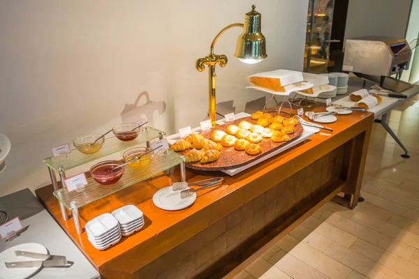 Surtido de pastelería fresca en la mesa en buffet  . — Foto de Stock