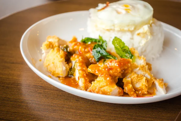 Arroz com frango crocante e ovo frito . — Fotografia de Stock