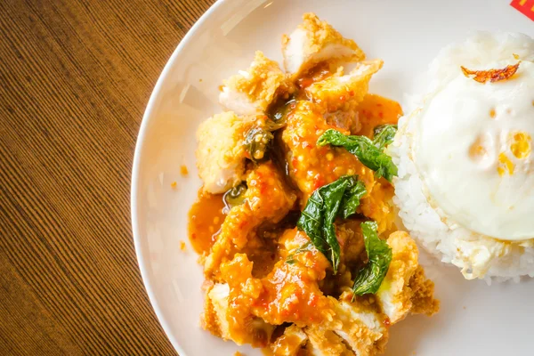 Arroz com frango crocante e ovo frito . — Fotografia de Stock