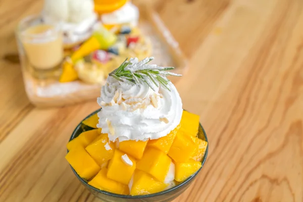 Koreański styl świeże mango ogolone lód na drewnianym stole . — Zdjęcie stockowe