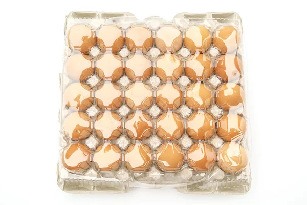 Verse eieren in verpakking op witte achtergrond . — Stockfoto