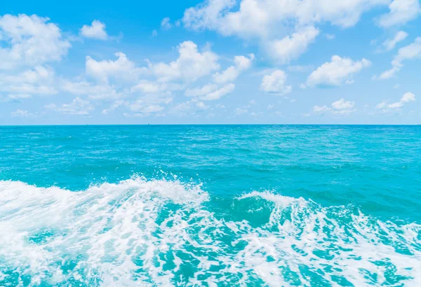 Sendero en la superficie del agua del mar detrás del barco —  Fotos de Stock