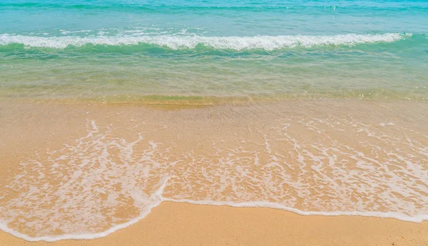 Golf van zee op het zand strand — Stockfoto