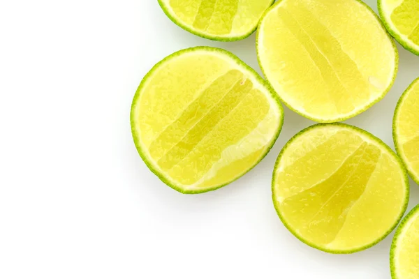 Plátek citronu na bílém pozadí . — Stock fotografie