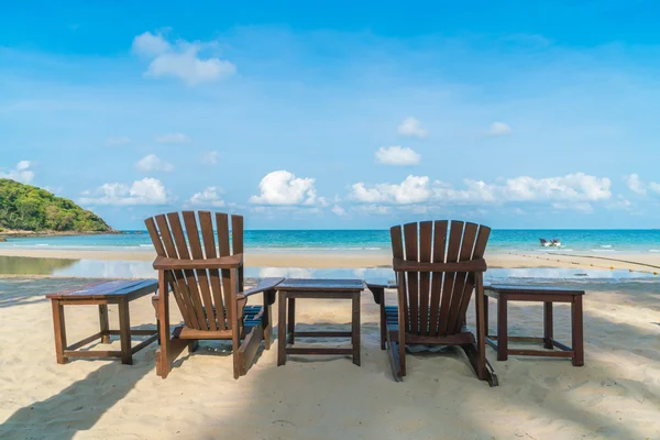 Gyönyörű strand székek, trópusi, fehér homokos strand — Stock Fotó