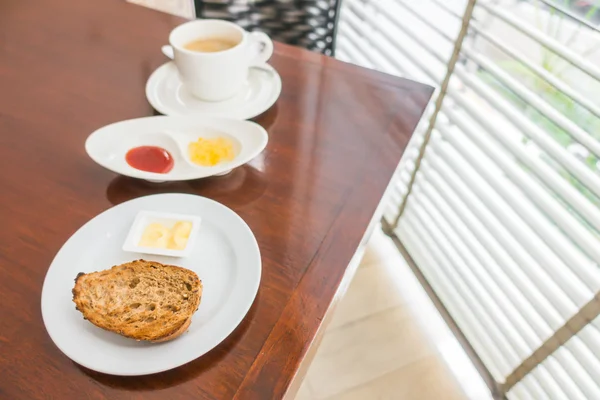 Frukost med rostat bröd och kaffe. — Stockfoto