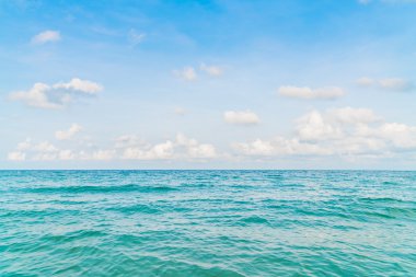 Güzel mavi deniz ve gökyüzü