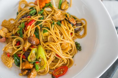 Baharatlı spagetti ve deniz ürünleri. .