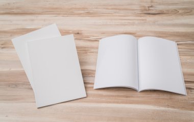 Katalog, dergi boş, sahte ahşap arka plan üzerinde kitap .