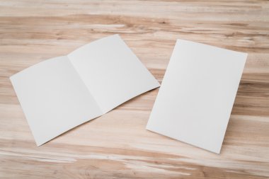 Bifold beyaz şablon Kağıt ahşap doku üzerinde .