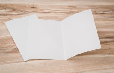 Bifold beyaz şablon Kağıt ahşap doku üzerinde .