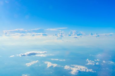 Bulutlu mavi gökyüzü