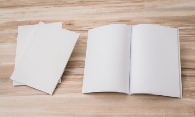 Katalog, dergi boş, sahte ahşap arka plan üzerinde kitap .