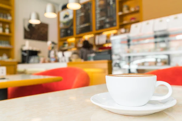 Tasse de café sur la table dans le café . — Photo