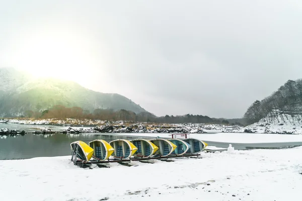 Lac Shoji Japon. vue du bel hiver blanc — Photo