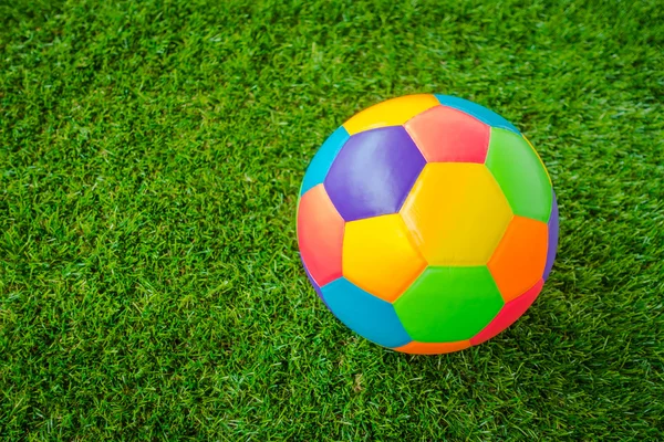 Prawdziwa skóra kolorowe multi kolor piłki nożnej na zielonej trawie . — Zdjęcie stockowe