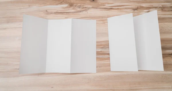 Papel modelo triplo branco sobre textura de madeira  . — Fotografia de Stock
