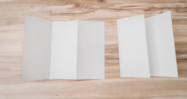 Carta modello trifold bianco su texture in legno  . — Foto Stock