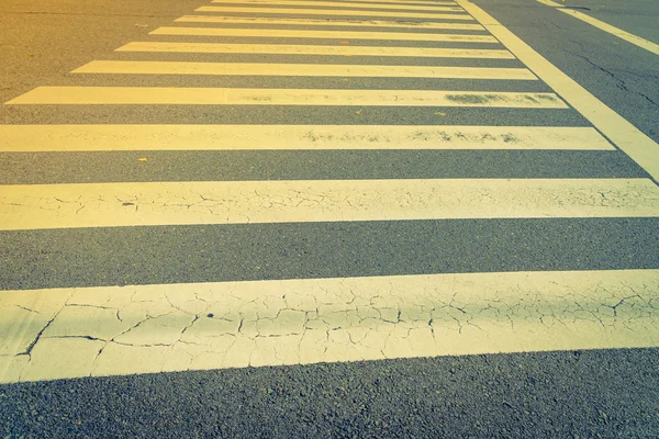 Зебра пересекает дорогу (фильтрованное изображение обработанного винтажного эффекта . ) — стоковое фото