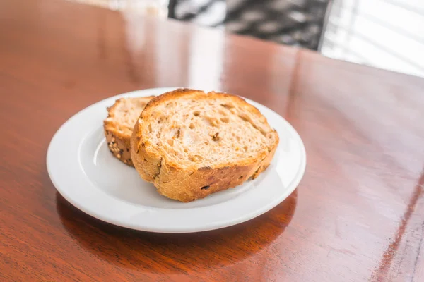 Pan tostado en un plato blanco   . — Foto de Stock