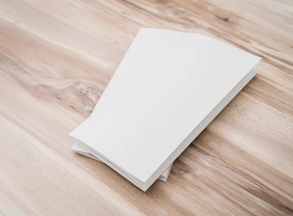 Білий шаблонний папір на текстурі дерева  . — стокове фото