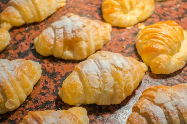 Croissant kenyér büfé asztal  . — Stock Fotó