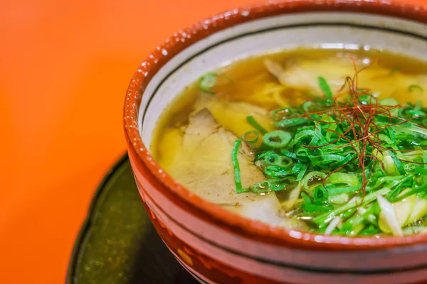 Fideos de ramen japoneses en la mesa —  Fotos de Stock