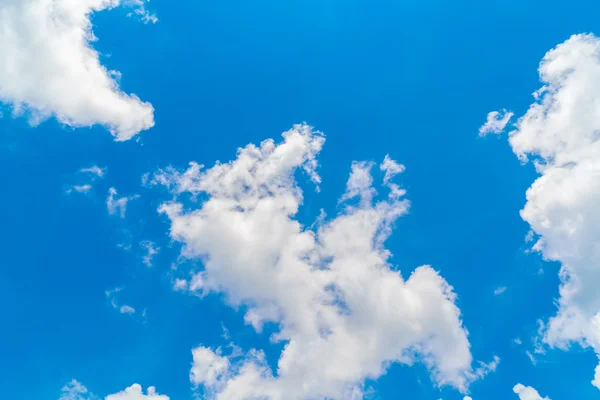 Облако в голубом небе  . — стоковое фото