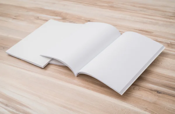 Catalogo in bianco, riviste, libro finto su fondo legno  . — Foto Stock
