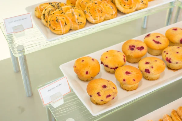 Muffins de chocolate na mesa em buffet  . — Fotografia de Stock