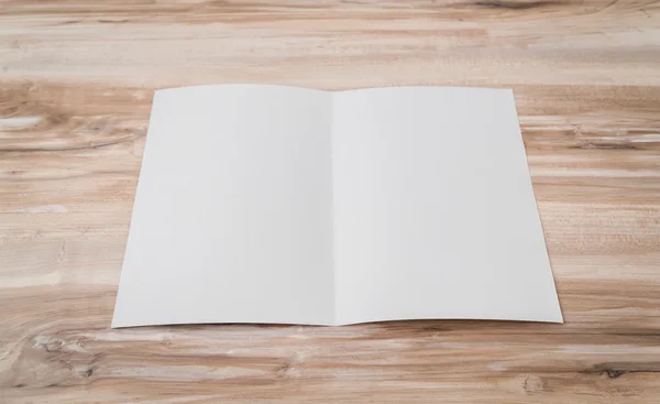 Bifold πρότυπο λευκό χαρτί για την υφή του ξύλου . — Φωτογραφία Αρχείου