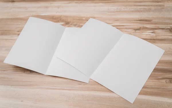 Bifold bílá šablona kniha o texturu dřeva . — Stock fotografie