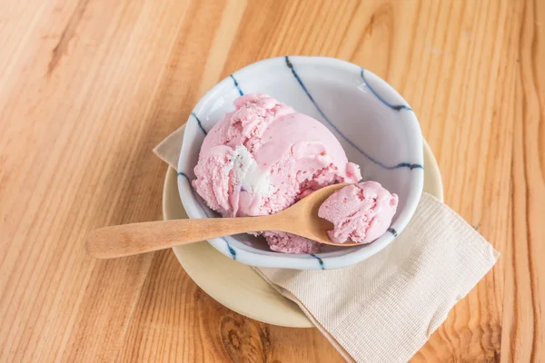 Strawberry ice cream in bowl on wood table . — Stock Photo, Image