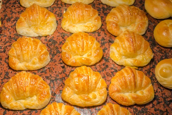 Pan cruasán sobre mesa en buffet   . — Foto de Stock