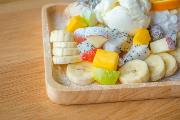 Pancake and fruit with ice cream on table . — Stock Photo, Image