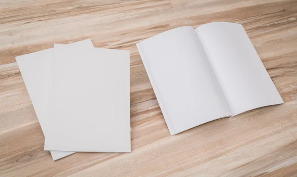 Catálogo en blanco, revistas, maqueta de libros sobre fondo de madera  . — Foto de Stock