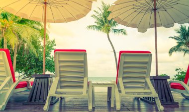 Güzel bir plaj sandalye şemsiye etrafında Açık Yüzme kaka ile