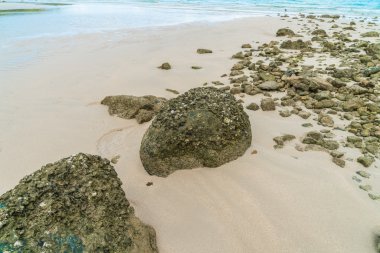 Mavi deniz ve gökyüzü ile güzel beyaz kum plaj