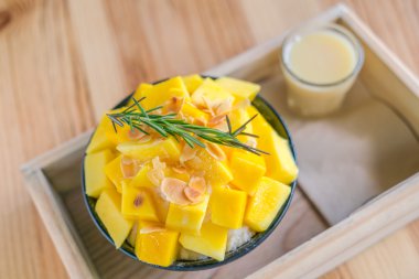 Kore usulü taze mango. Ahşap masada buzlu. .