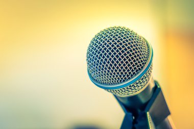 (Filtre uygulanmış görüntü işlenen v konferans salonunda siyah mikrofon