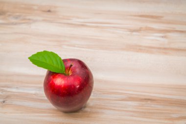 Ahşap arkaplanda elmalar .