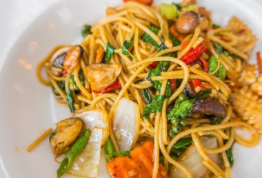 Baharatlı spagetti ve deniz ürünleri. .