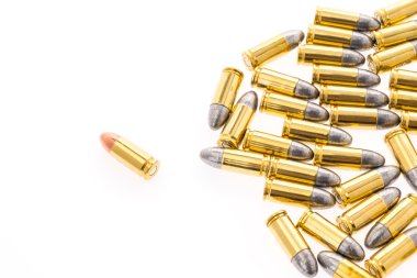 Beyaz arka plan üzerinde silah için 9mm kurşun