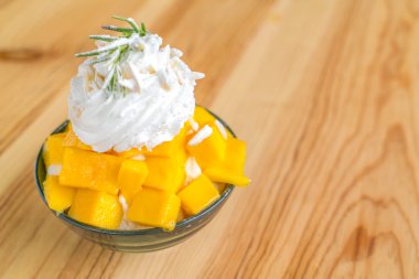 Kore usulü taze mango. Ahşap masada buzlu. .