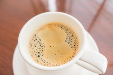 ahşap masa üzerinde beyaz fincan kahve .