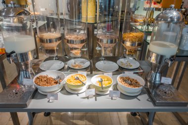 Tahıl büfedeki içinde çeşitli tür sunan tahıl dağıtıcılar 