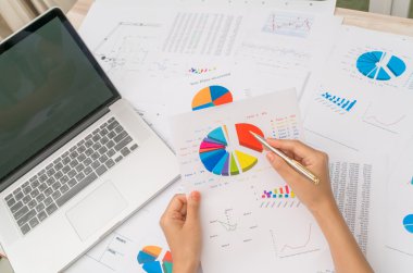 İş kadın el ile mali harita ve laptop ta